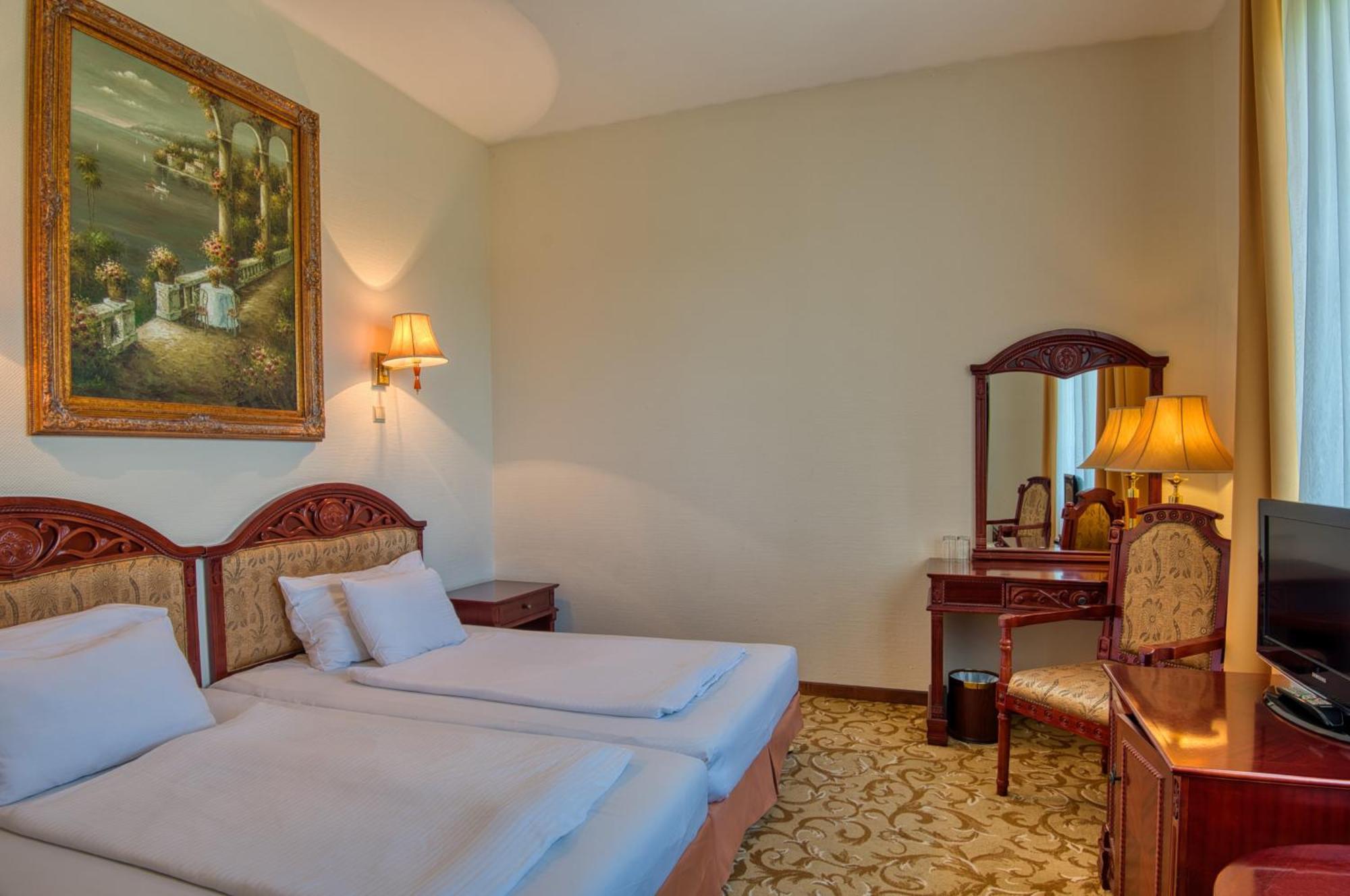 Hotel Bellevue Естергом Екстериор снимка