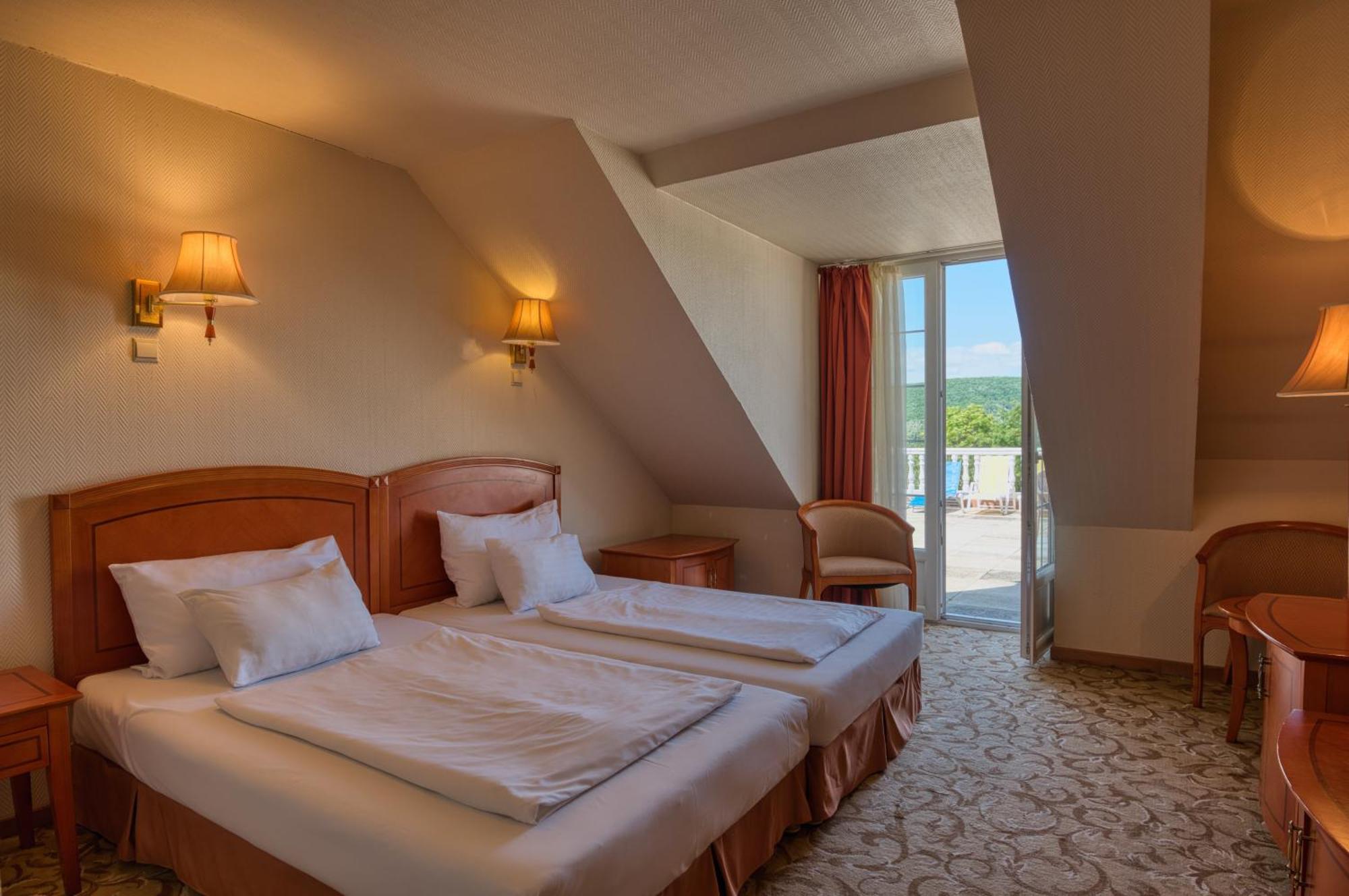 Hotel Bellevue Естергом Екстериор снимка