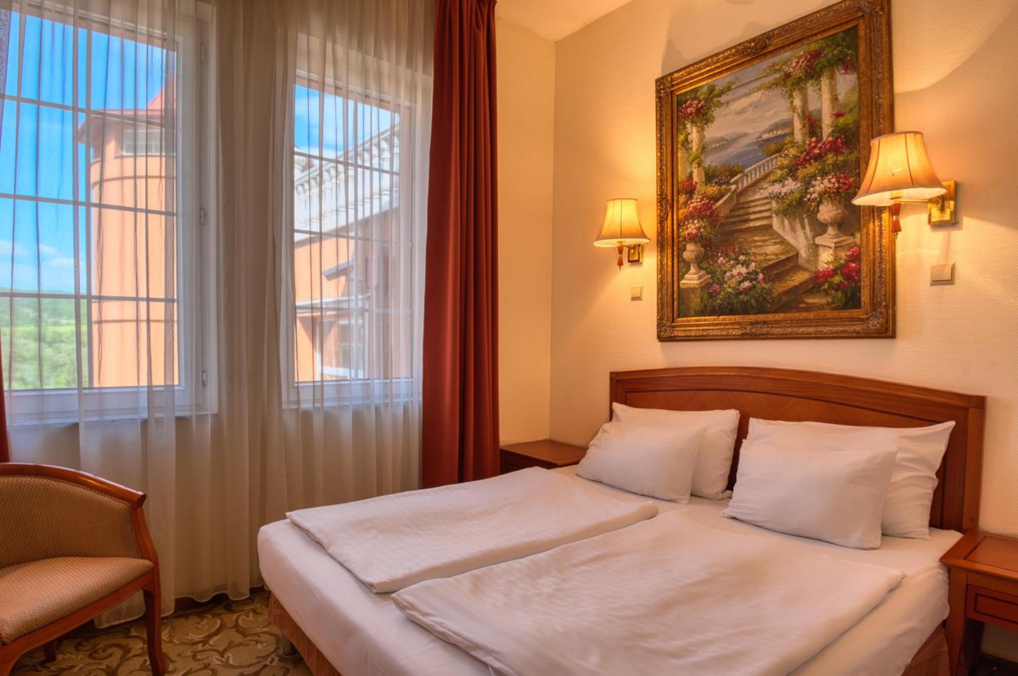 Hotel Bellevue Естергом Екстериор снимка