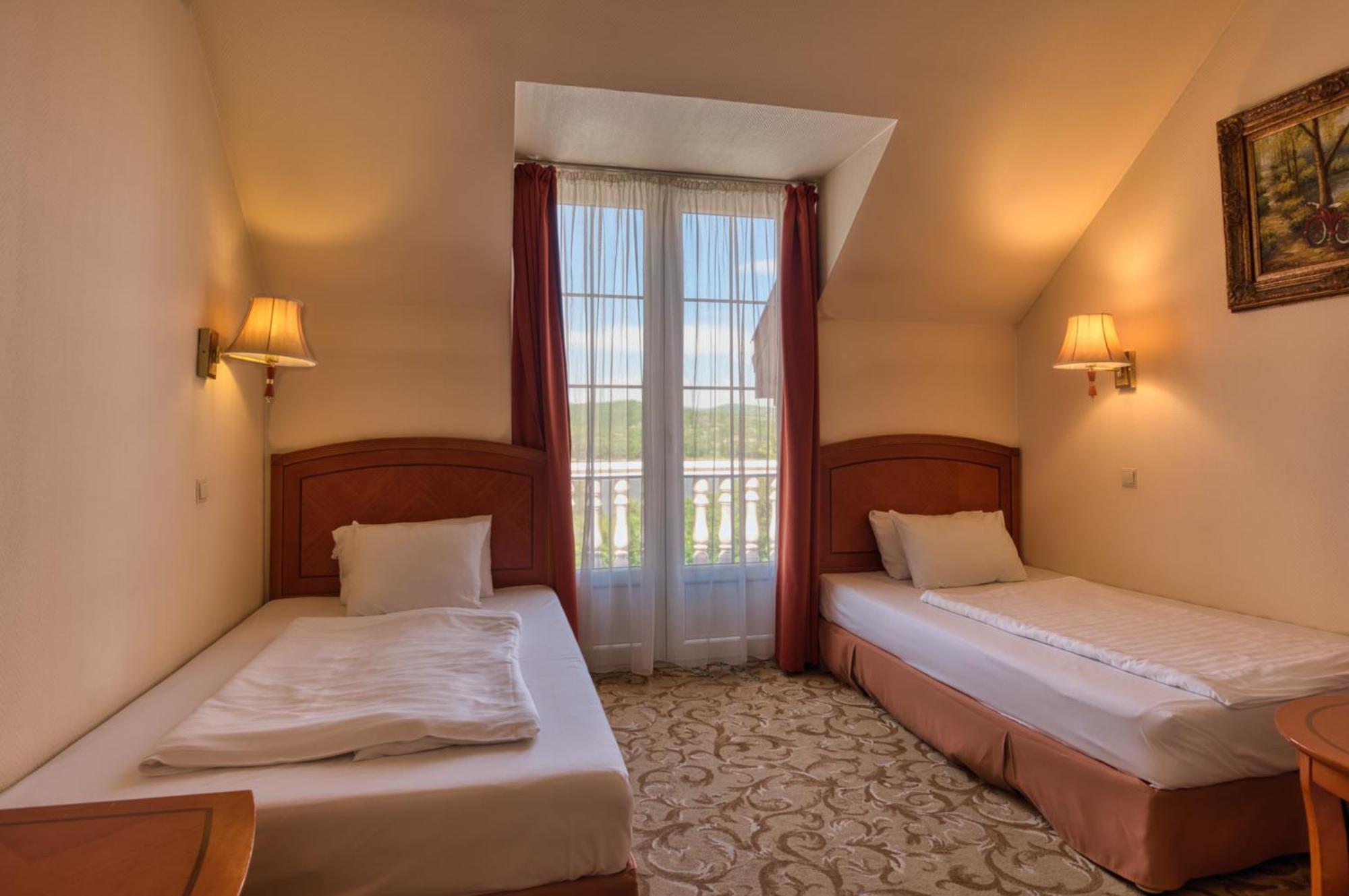 Hotel Bellevue Естергом Екстериор снимка