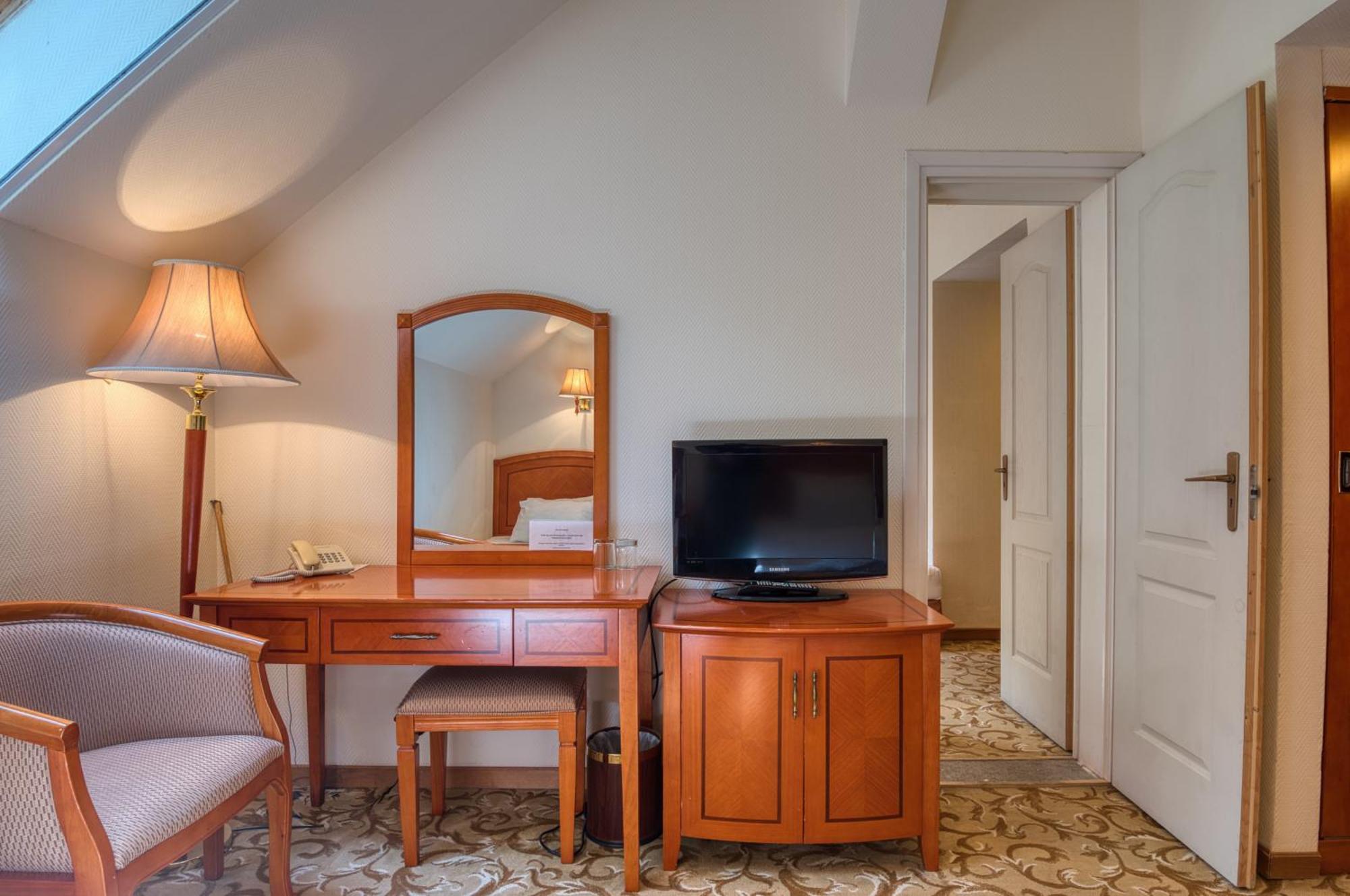 Hotel Bellevue Естергом Екстериор снимка