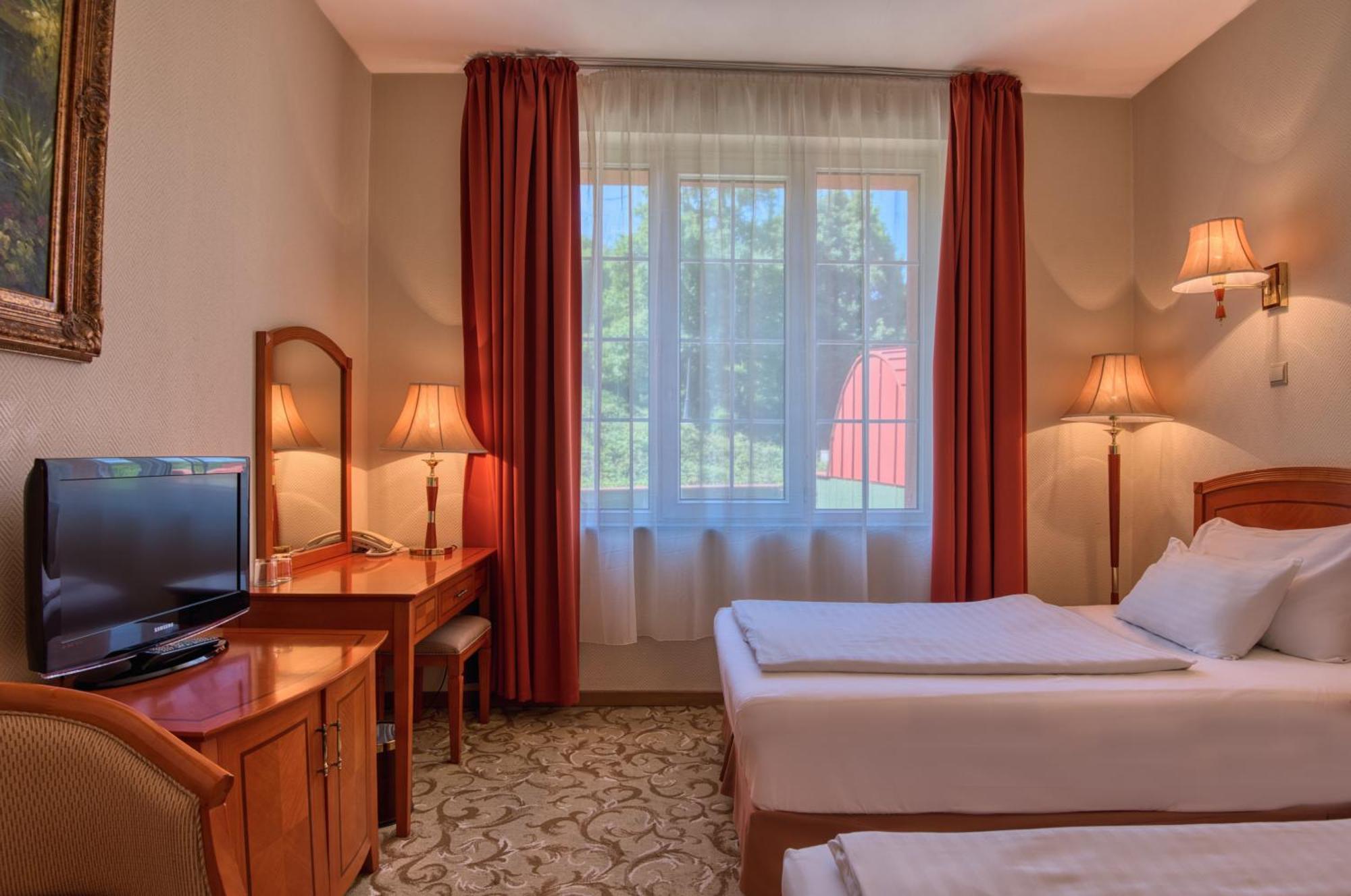Hotel Bellevue Естергом Екстериор снимка