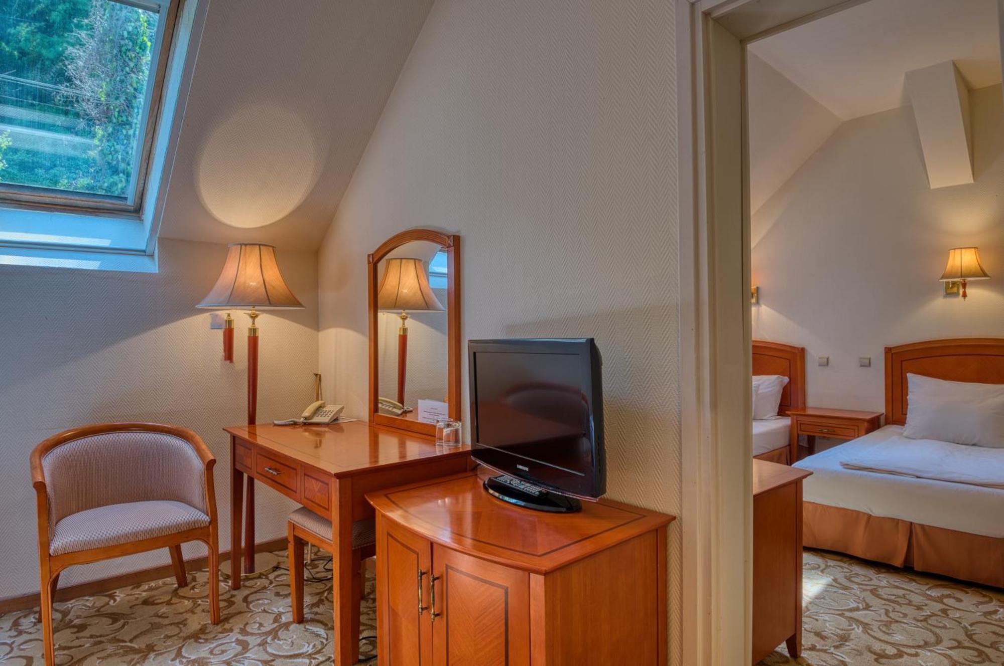 Hotel Bellevue Естергом Стая снимка