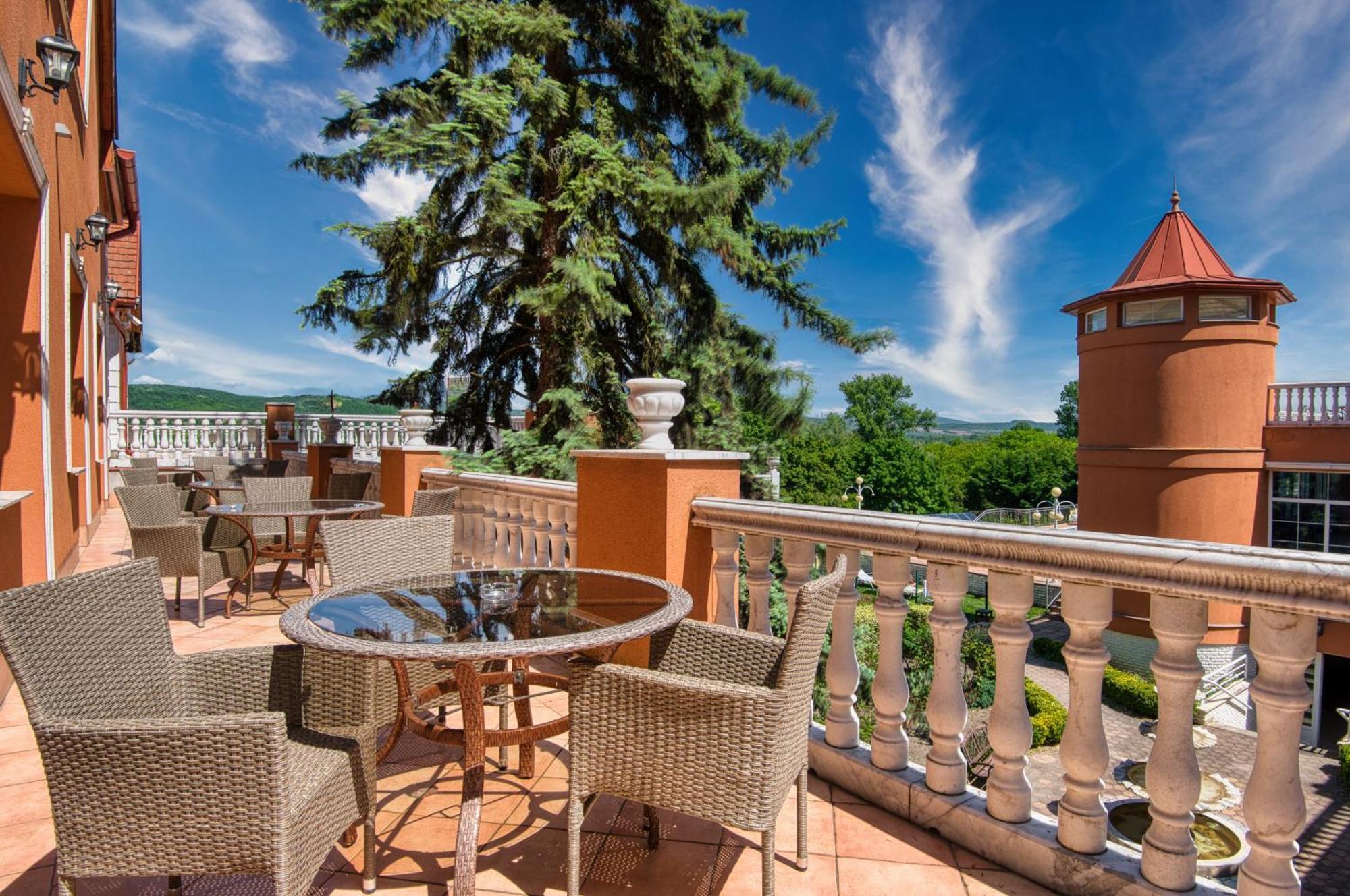 Hotel Bellevue Естергом Екстериор снимка