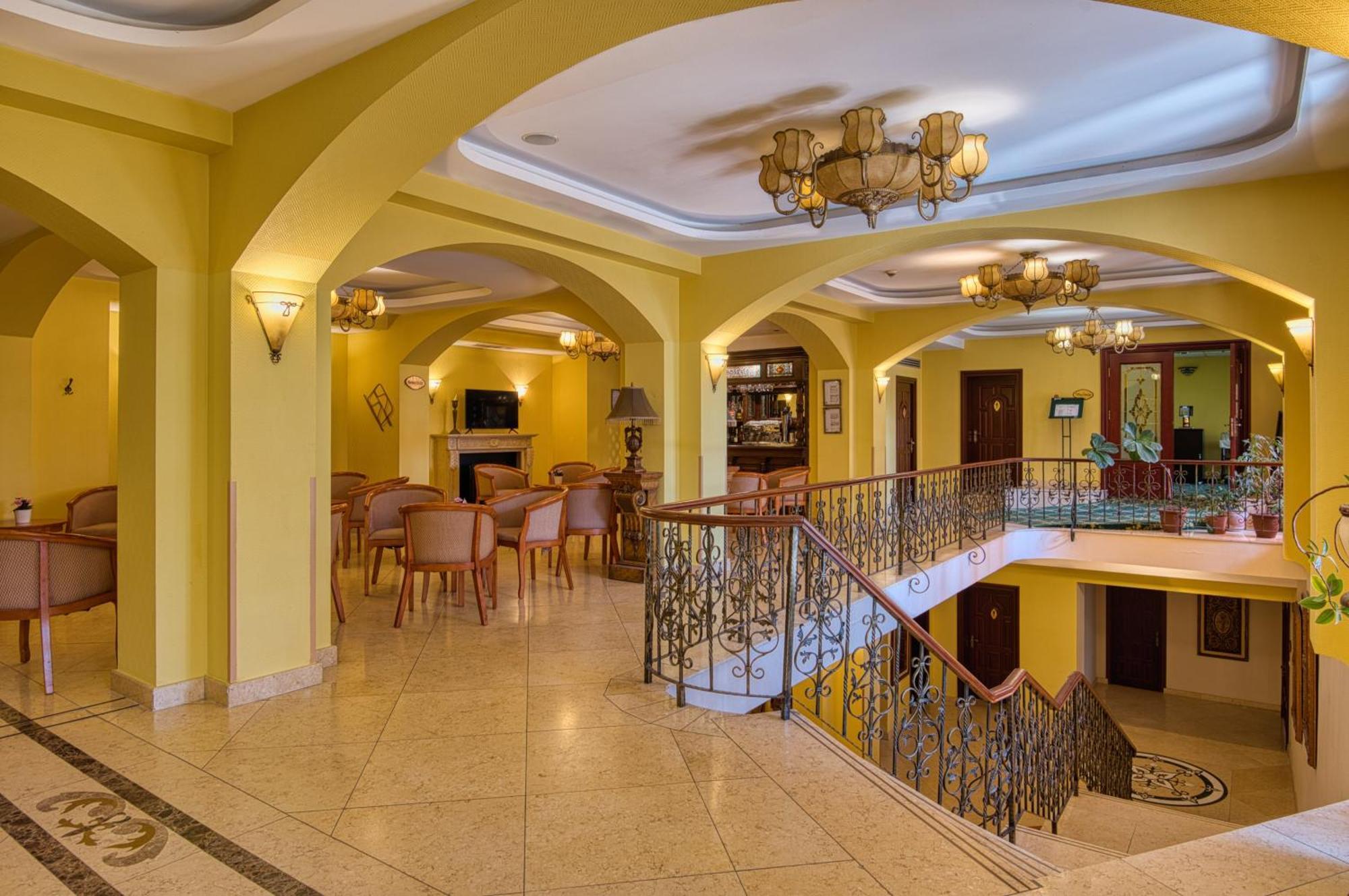 Hotel Bellevue Естергом Екстериор снимка